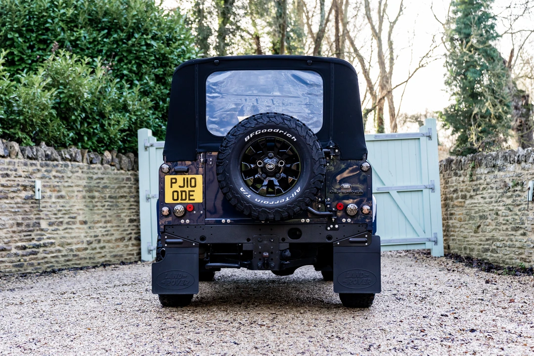 2010 Land Rover Defender 90 - Image 7 of 31