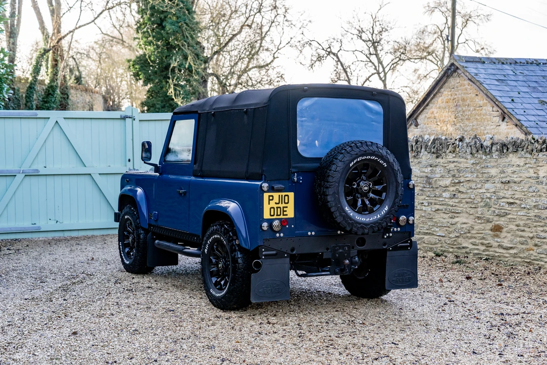 2010 Land Rover Defender 90 - Image 8 of 31