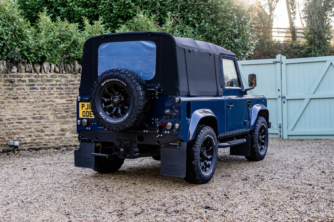 2010 Land Rover Defender 90 - Image 13 of 31