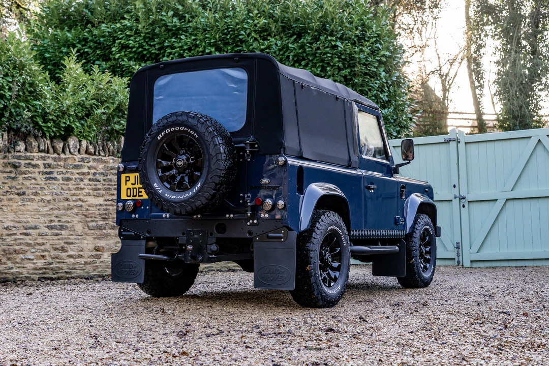 2010 Land Rover Defender 90 - Image 6 of 31