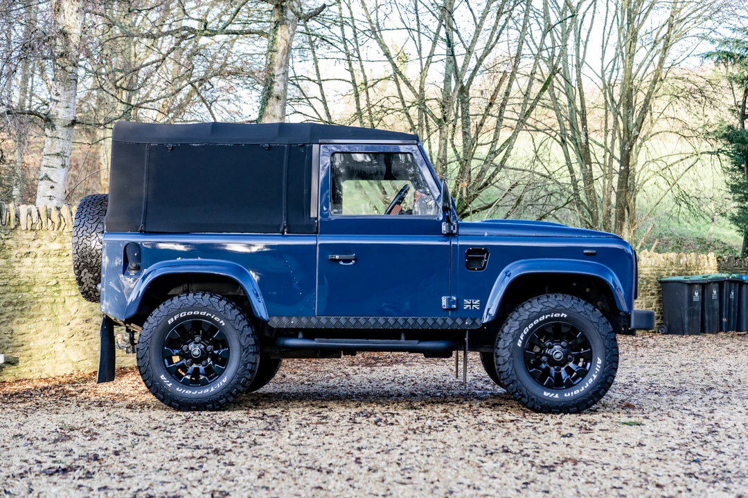 2010 Land Rover Defender 90 - Image 5 of 31