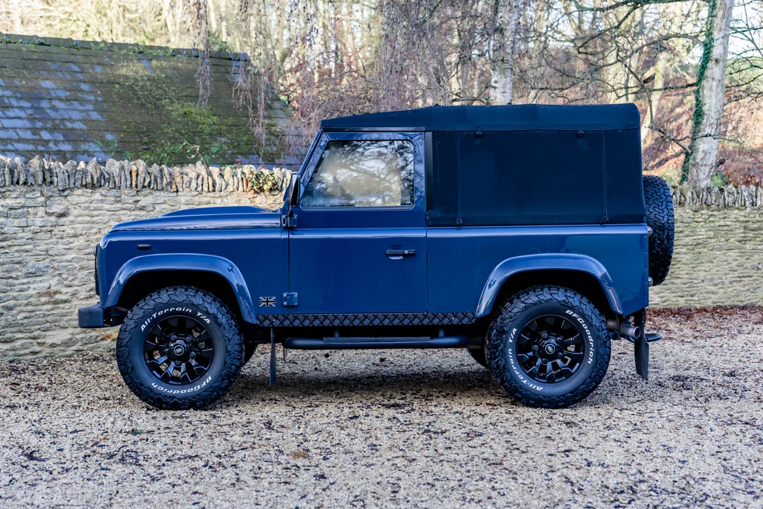2010 Land Rover Defender 90 - Image 9 of 31