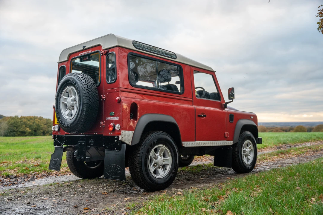 2010 Land Rover Defender 90 - Image 6 of 31