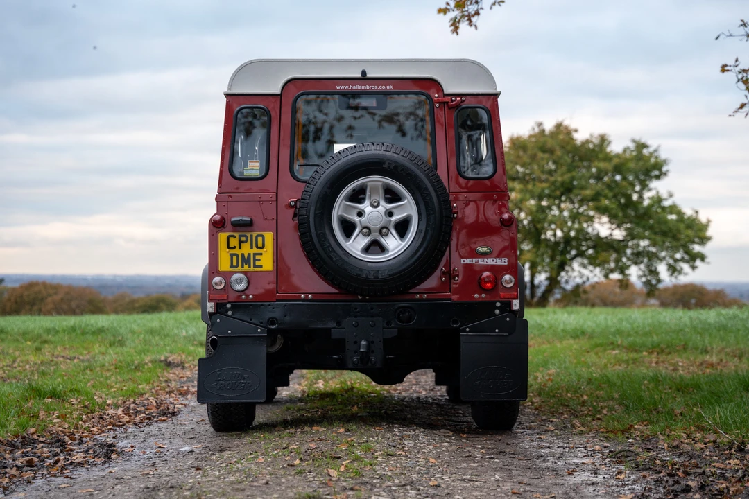 2010 Land Rover Defender 90 - Image 7 of 31
