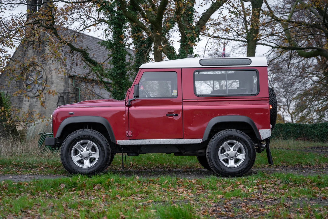 2010 Land Rover Defender 90 - Image 9 of 31