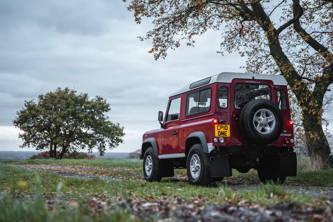 2010 Land Rover Defender 90 - Image 14 of 31