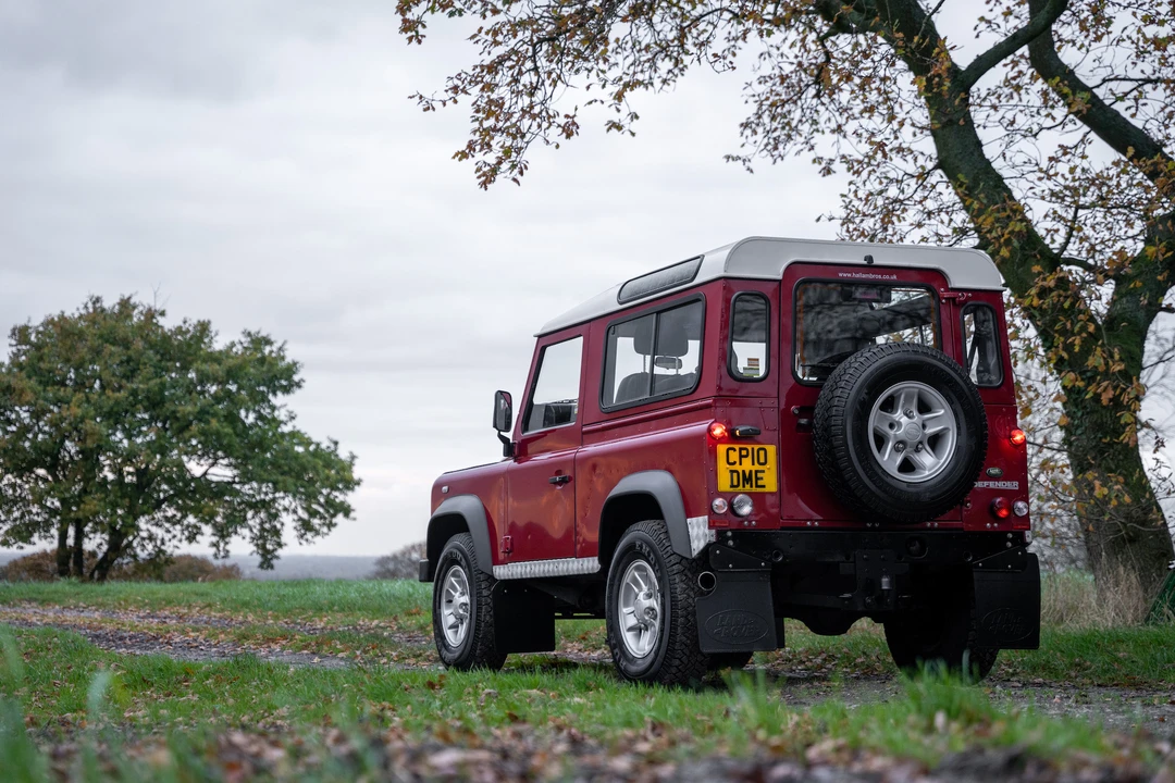 2010 Land Rover Defender 90 - Image 15 of 31