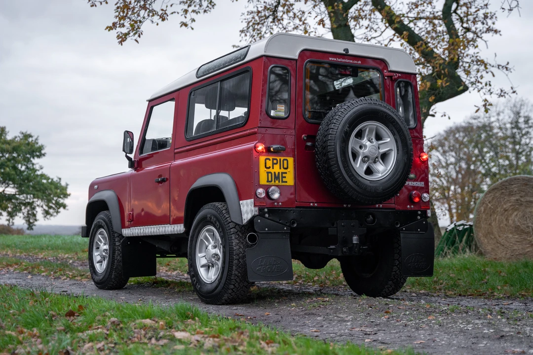 2010 Land Rover Defender 90 - Image 8 of 31