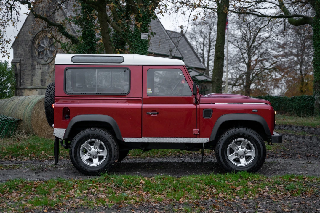 2010 Land Rover Defender 90 - Image 5 of 31