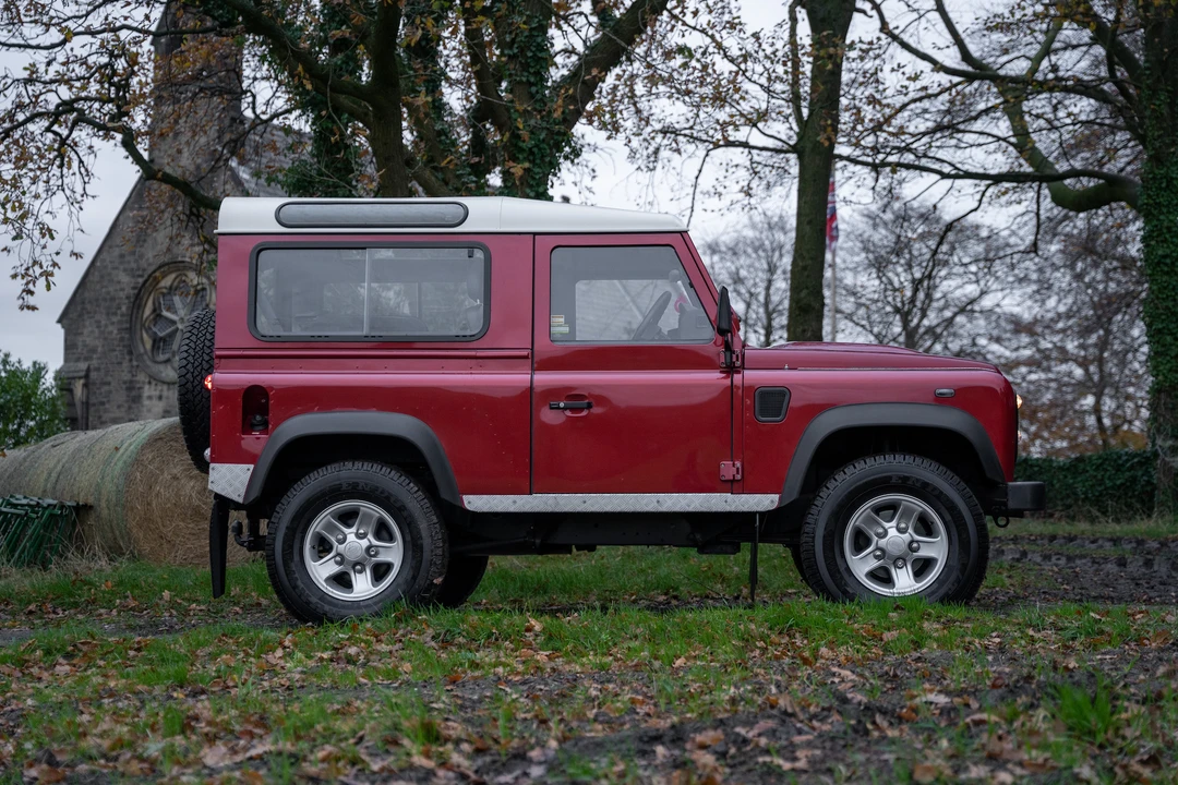 2010 Land Rover Defender 90 - Image 13 of 31