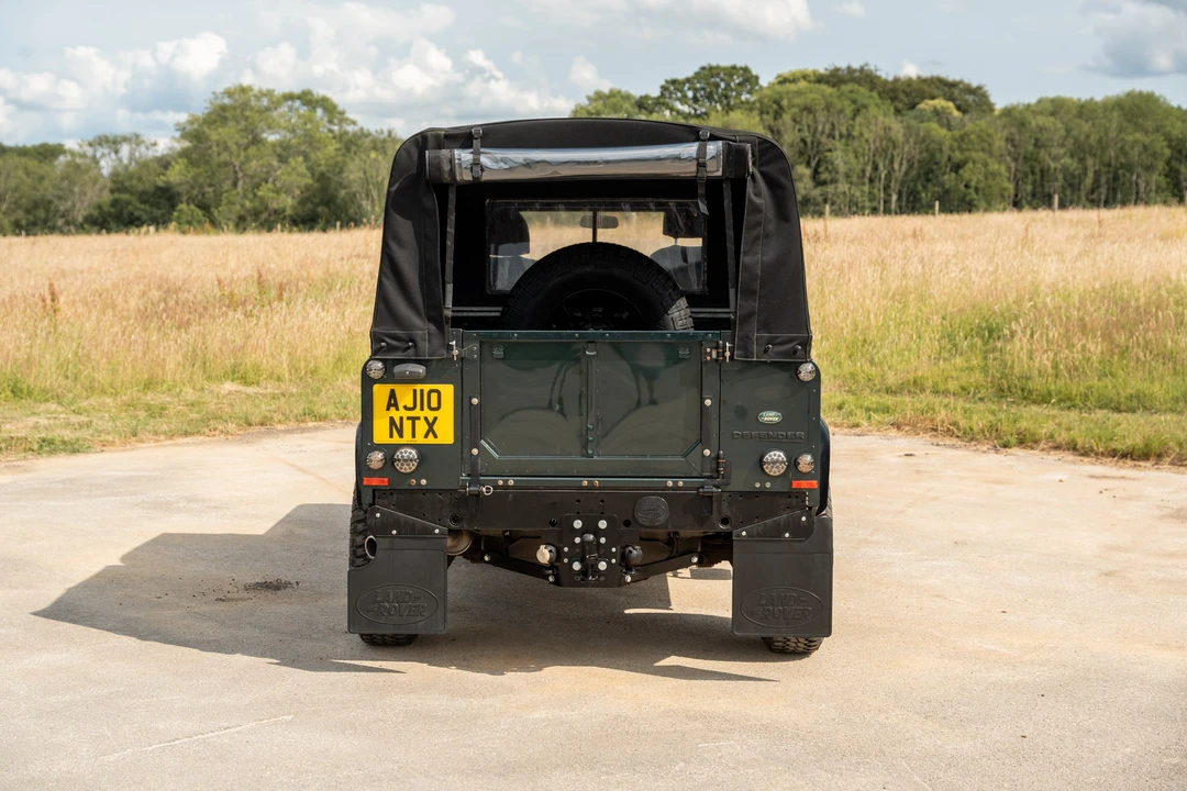 2010 Land Rover Defender 90 - Image 15 of 31