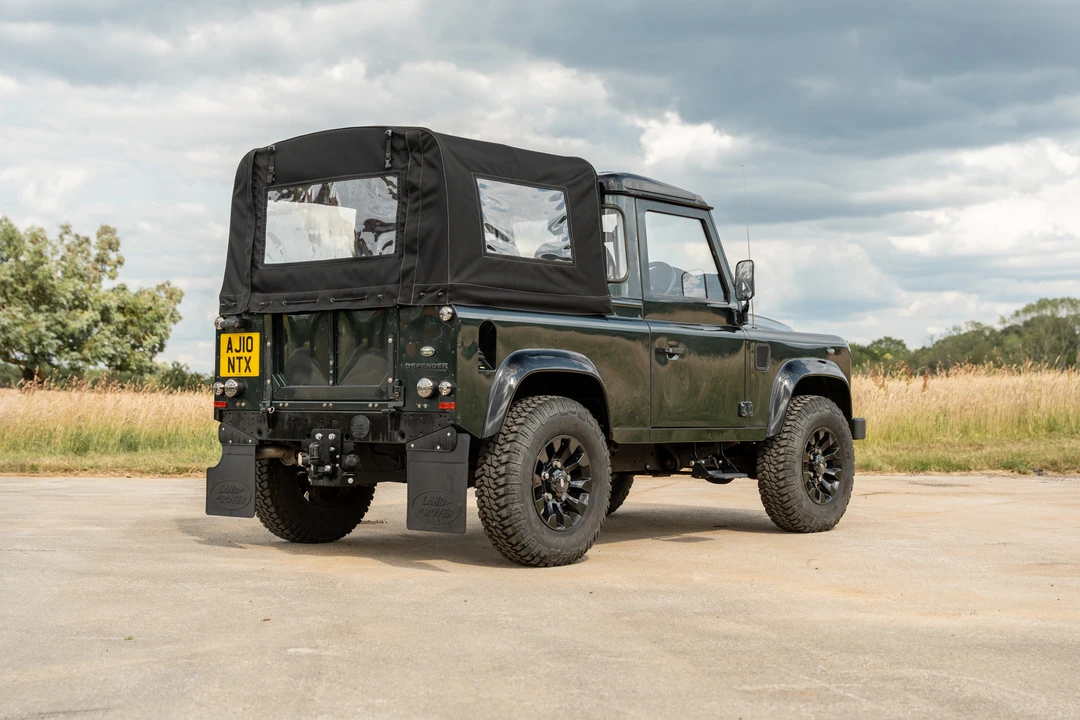 2010 Land Rover Defender 90 - Image 8 of 31