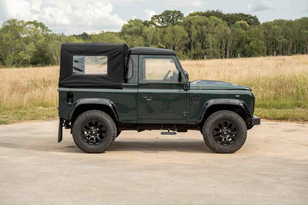 2010 Land Rover Defender 90 - Image 9 of 31