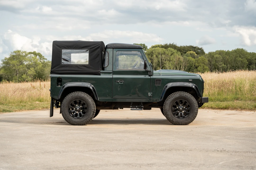2010 Land Rover Defender 90 - Image 17 of 31