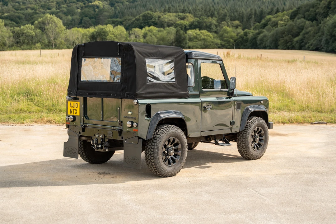 2010 Land Rover Defender 90 - Image 16 of 31