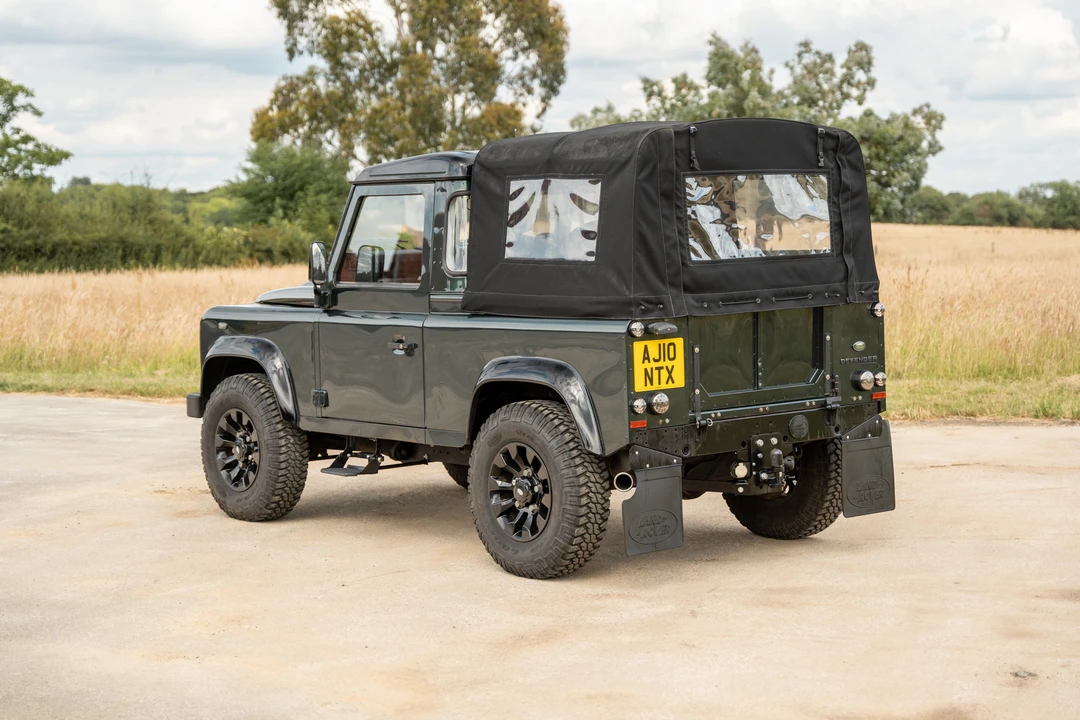 2010 Land Rover Defender 90 - Image 14 of 31