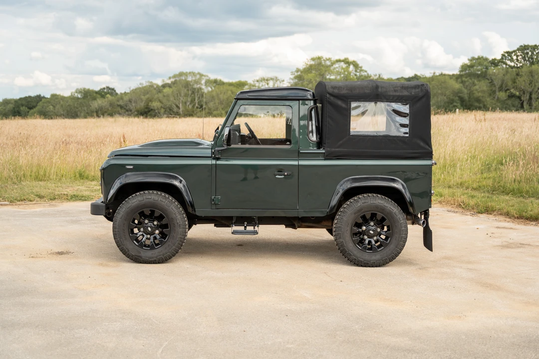 2010 Land Rover Defender 90 - Image 13 of 31