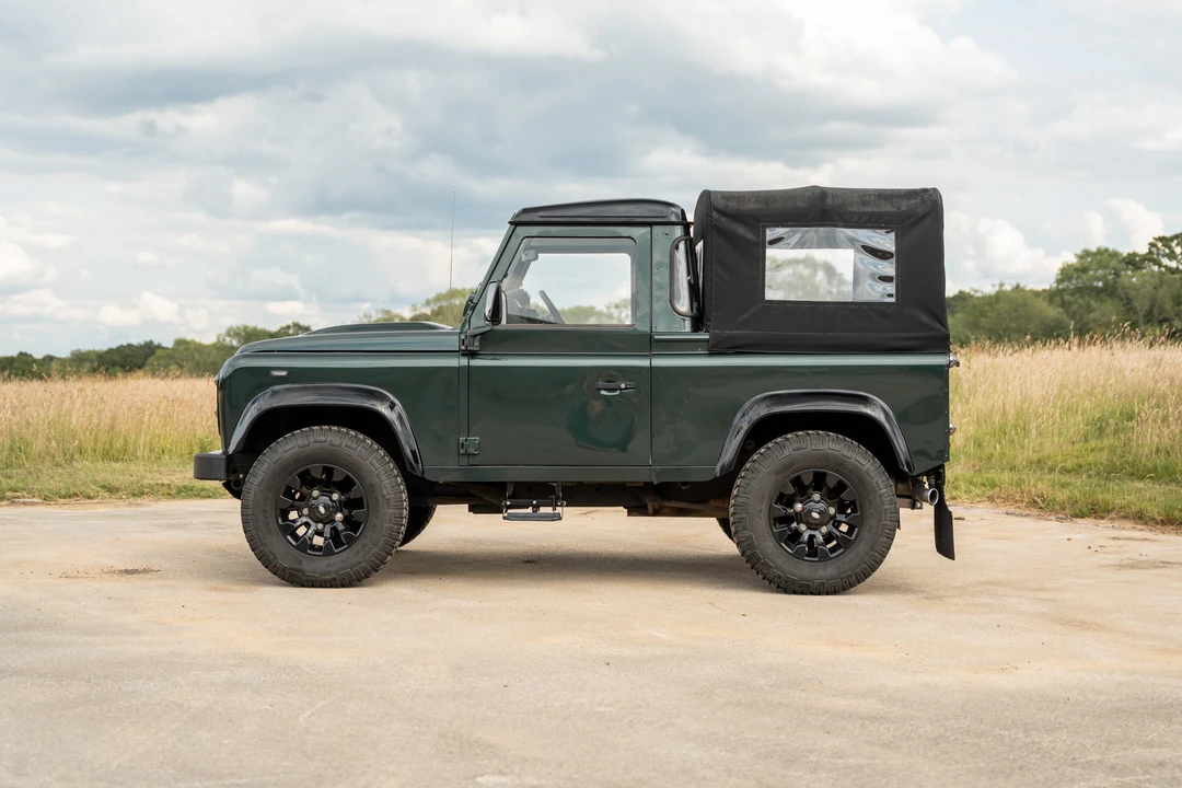 2010 Land Rover Defender 90 - Image 5 of 31
