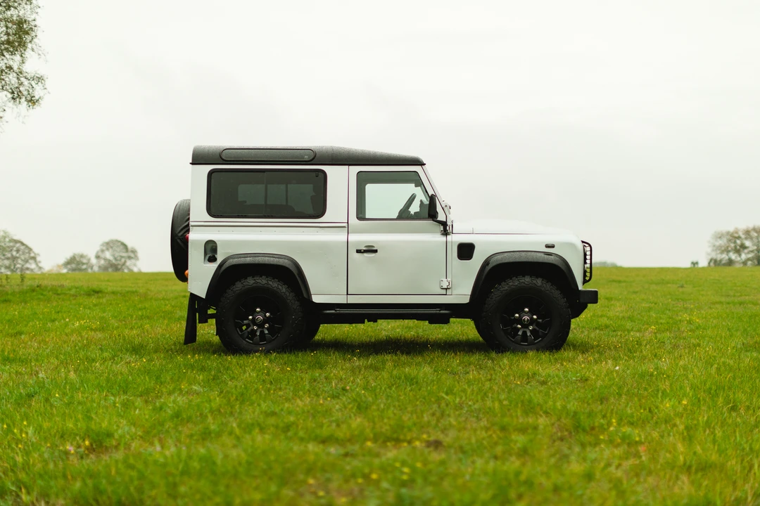 2010 Land Rover Defender 90 - Image 5 of 31