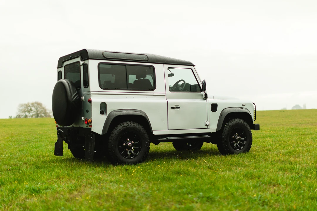 2010 Land Rover Defender 90 - Image 14 of 31