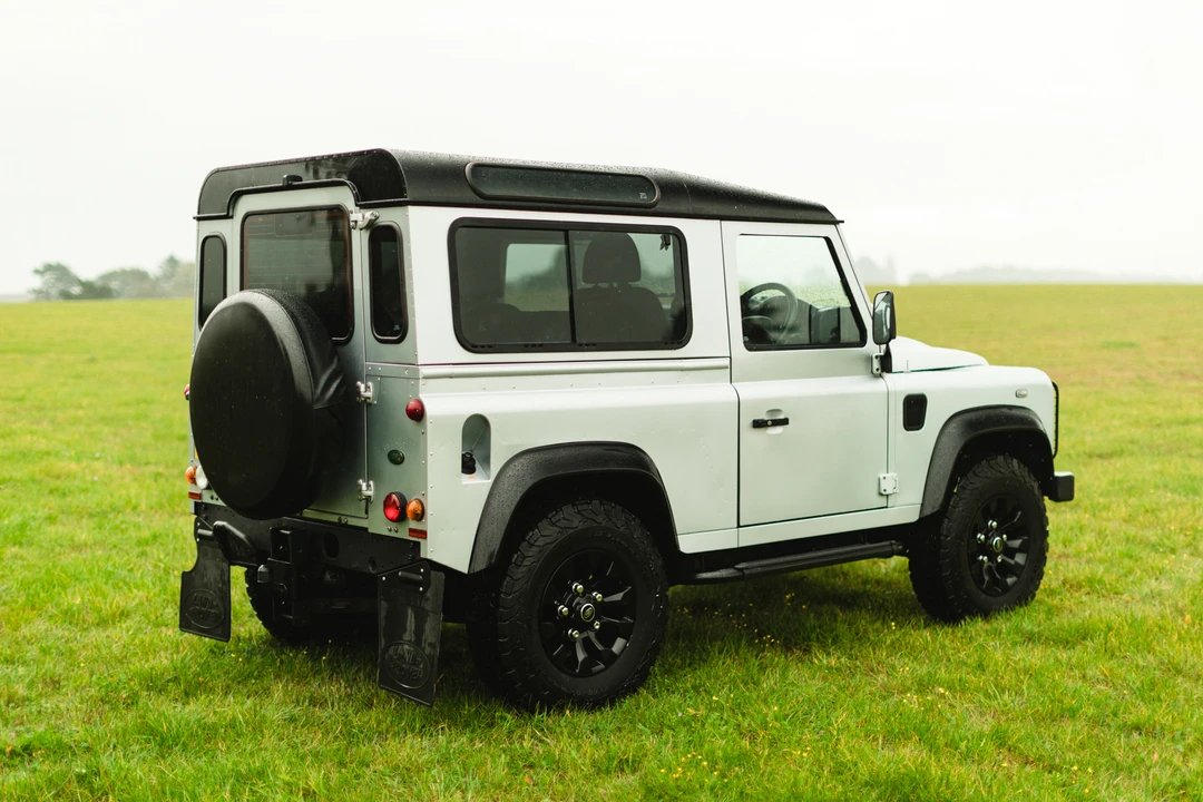 2010 Land Rover Defender 90 - Image 6 of 31