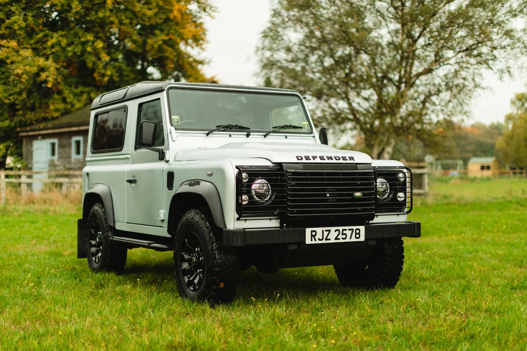 2010 Land Rover Defender 90 - Image 4 of 31