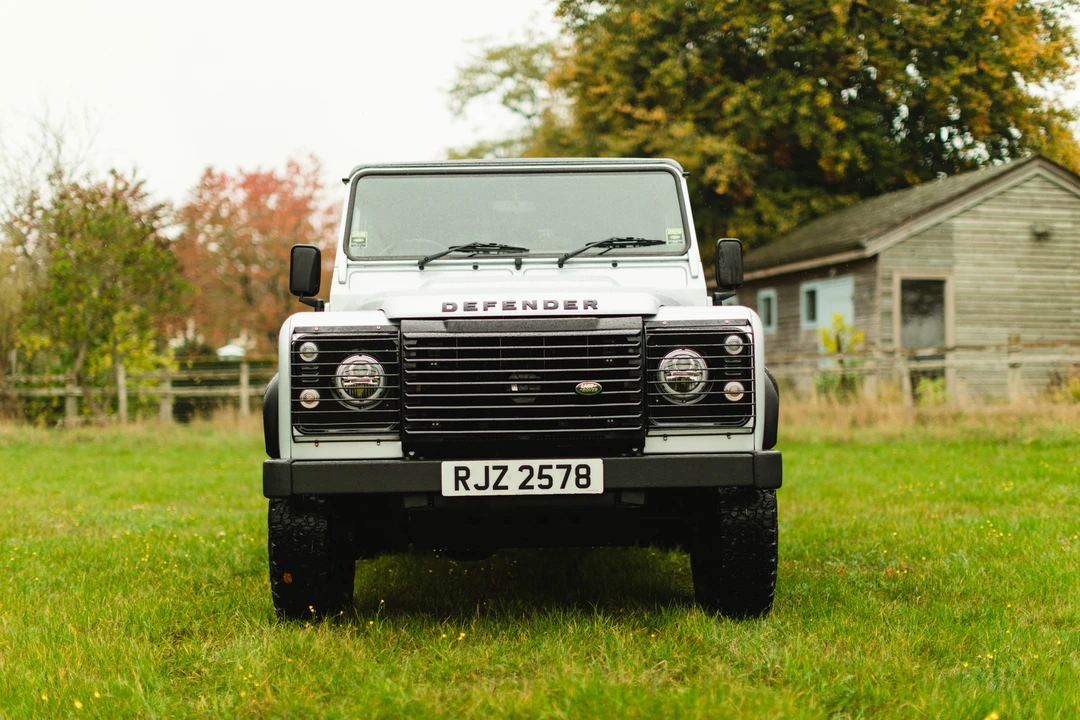 2010 Land Rover Defender 90 - Image 11 of 31