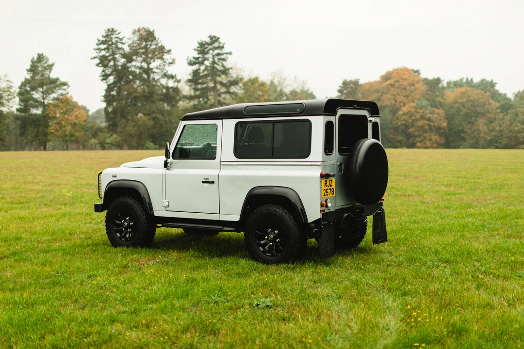 2010 Land Rover Defender 90 - Image 8 of 31