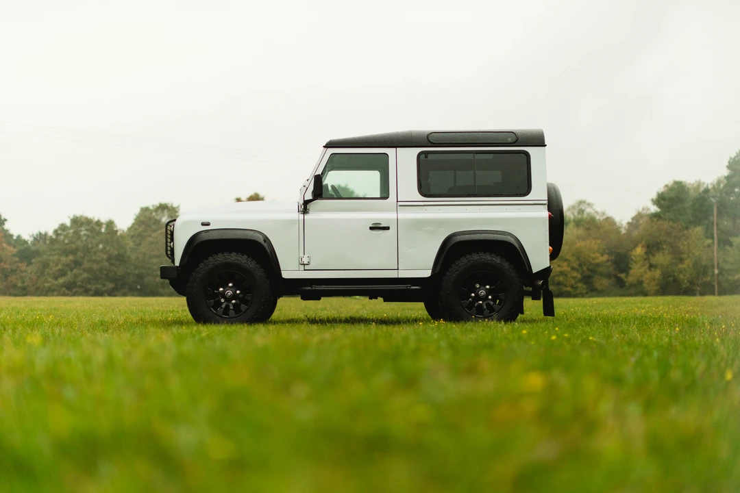 2010 Land Rover Defender 90 - Image 9 of 31