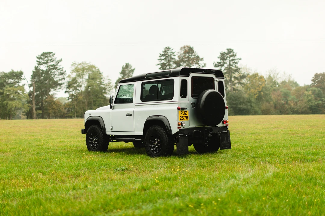 2010 Land Rover Defender 90 - Image 16 of 31