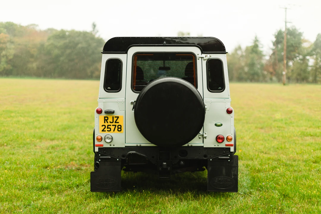 2010 Land Rover Defender 90 - Image 15 of 31
