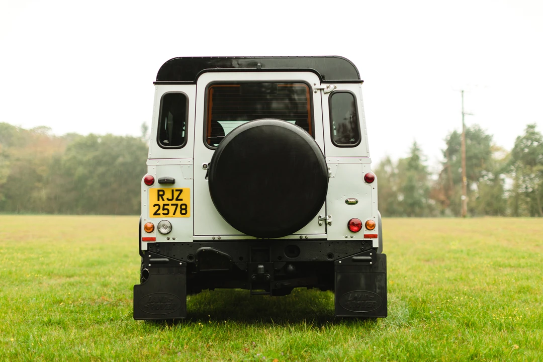 2010 Land Rover Defender 90 - Image 7 of 31