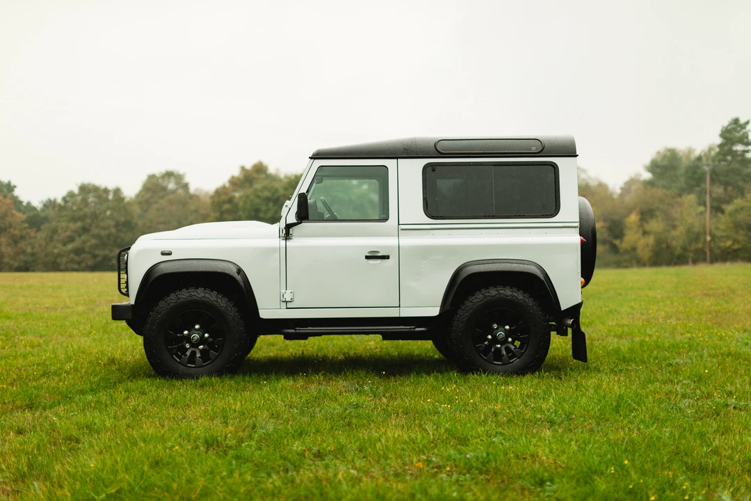 2010 Land Rover Defender 90 - Image 17 of 31