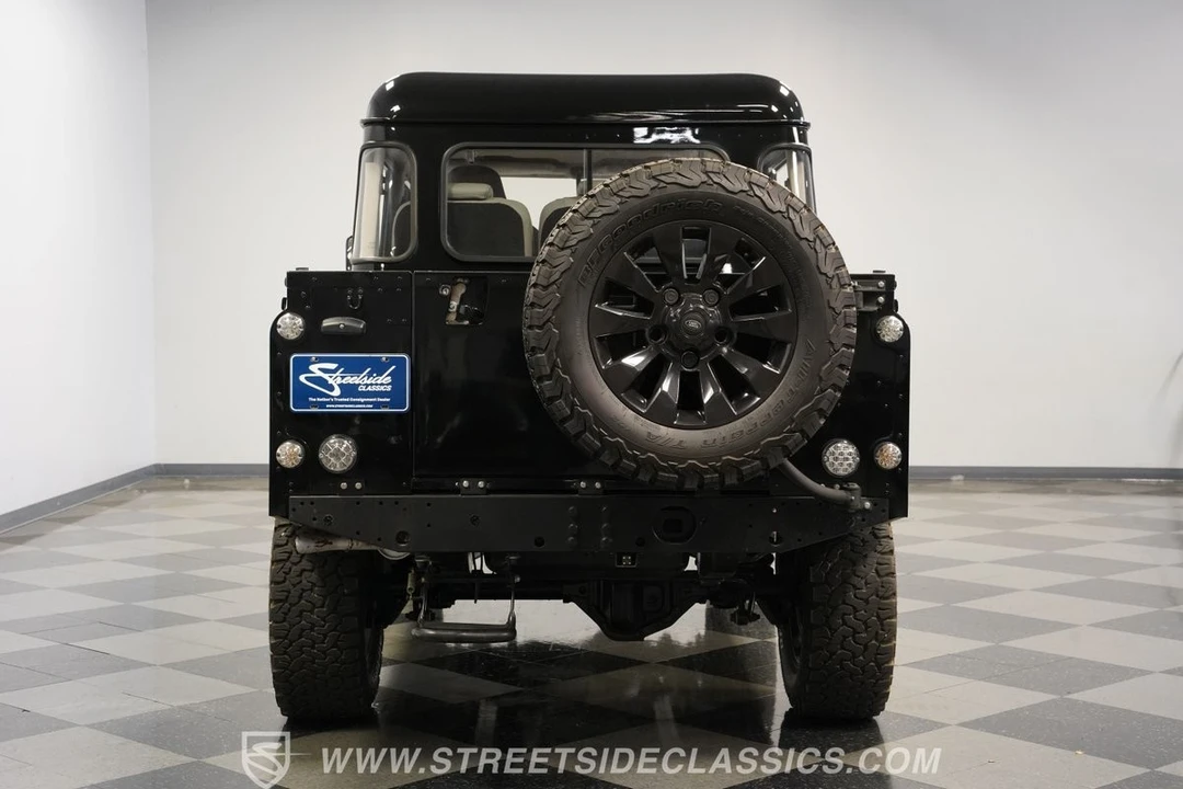 2010 Land Rover Defender 110 - Image 11 of 31