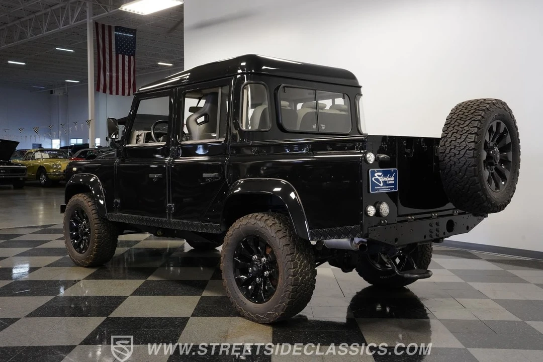 2010 Land Rover Defender 110 - Image 9 of 21
