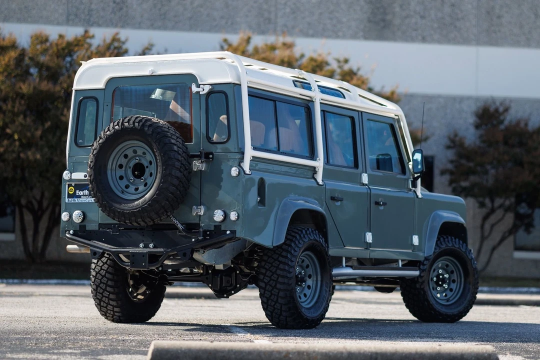 2010 Land Rover Defender 110 - Image 8 of 12