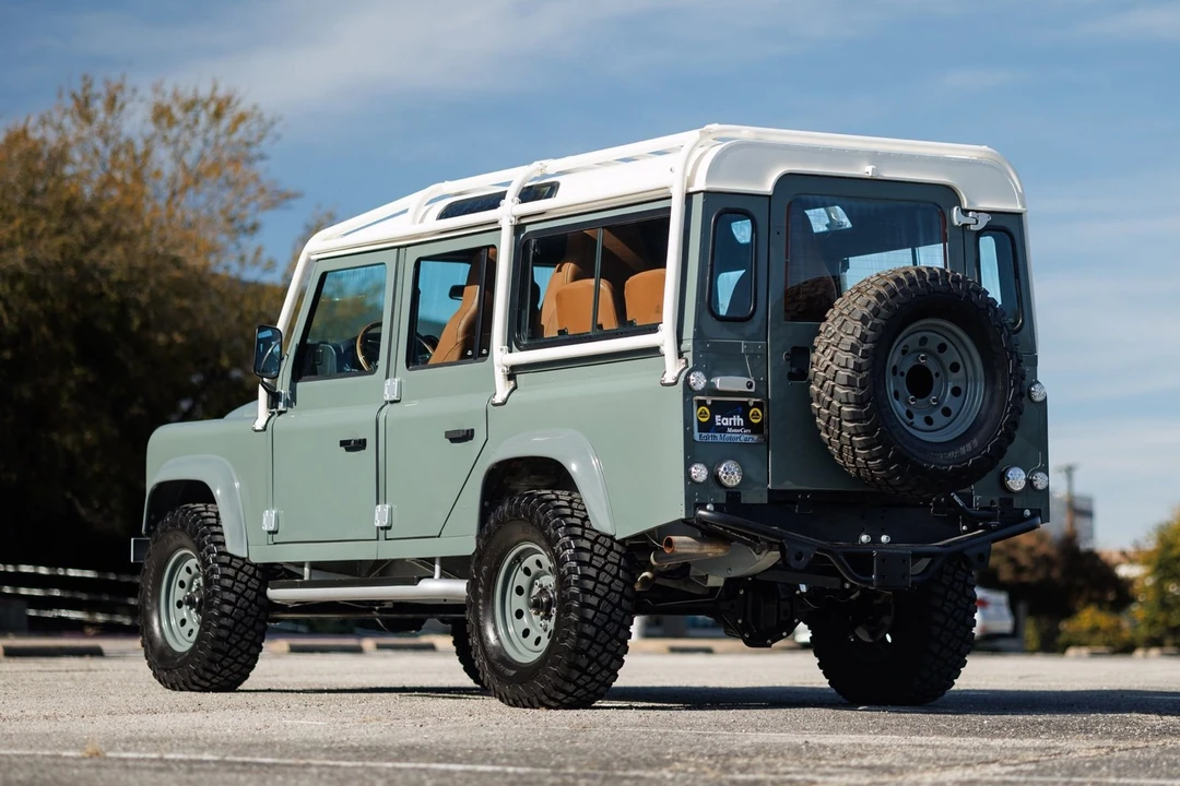 2010 Land Rover Defender 110 - Image 6 of 12