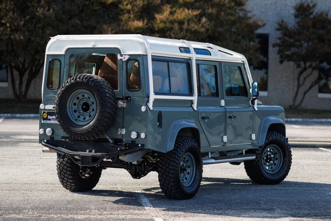 2010 Land Rover Defender 110 - Image 10 of 12