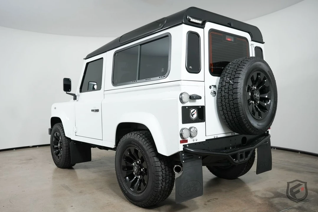 2010 Land Rover Defender 90 - Image 6 of 31