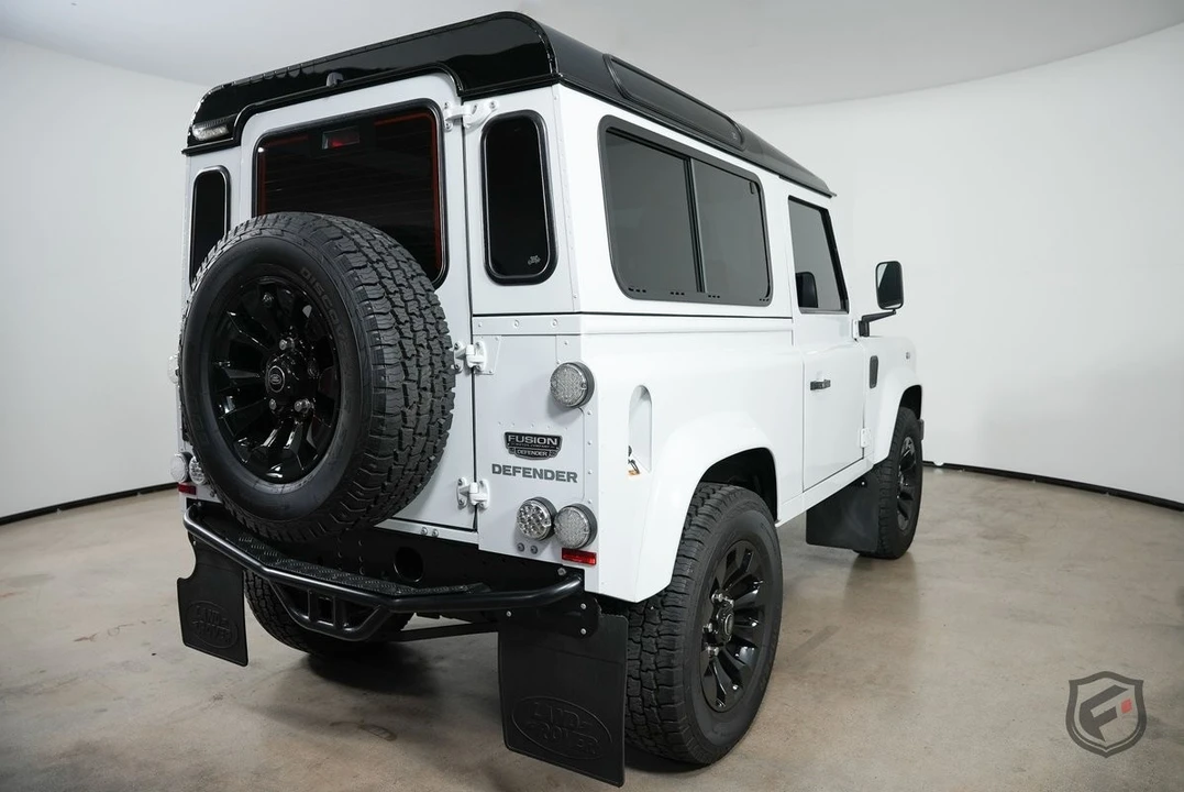 2010 Land Rover Defender 90 - Image 8 of 31