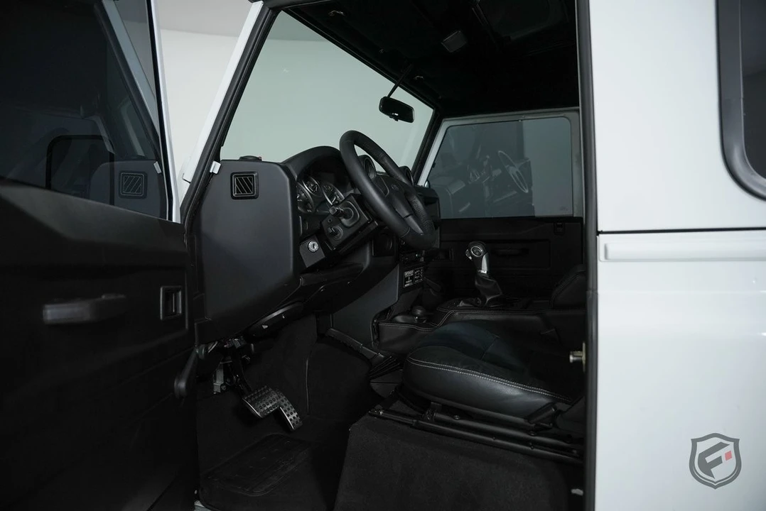 2010 Land Rover Defender 90 - Image 12 of 31