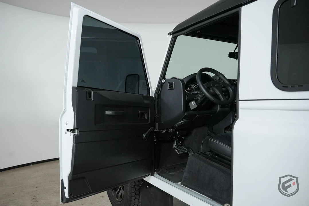 2010 Land Rover Defender 90 - Image 11 of 31