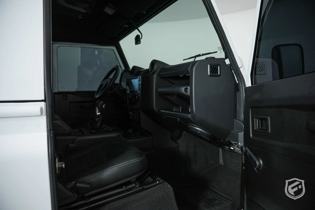 2010 Land Rover Defender 90 - Image 27 of 31