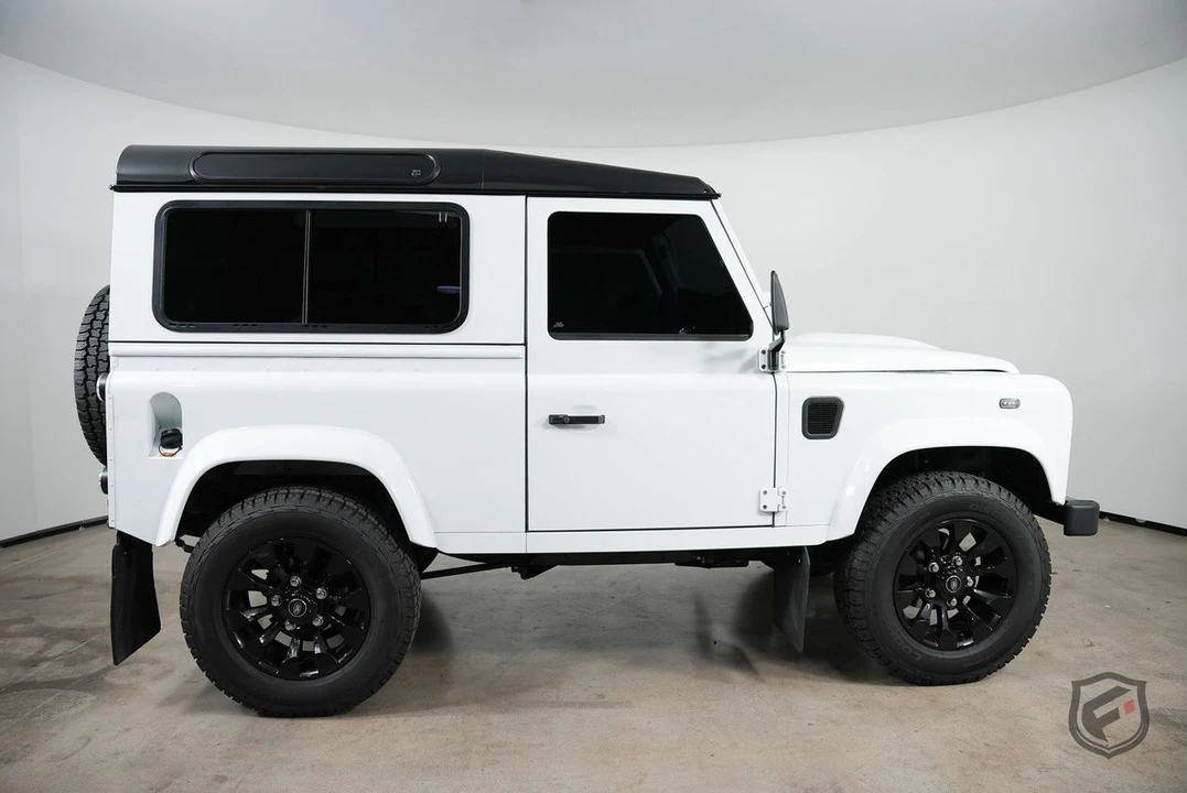 2010 Land Rover Defender - Image 9 of 31