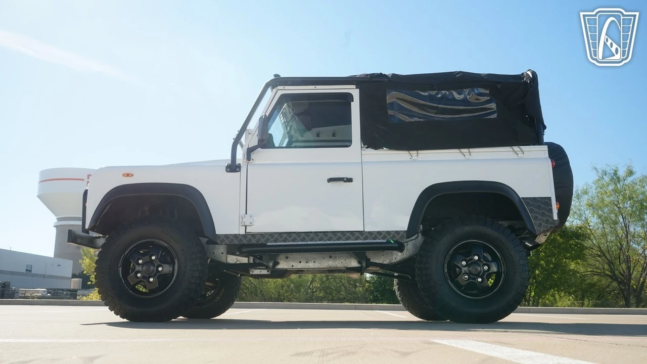 2010 Land Rover Defender 90 - Image 9 of 12