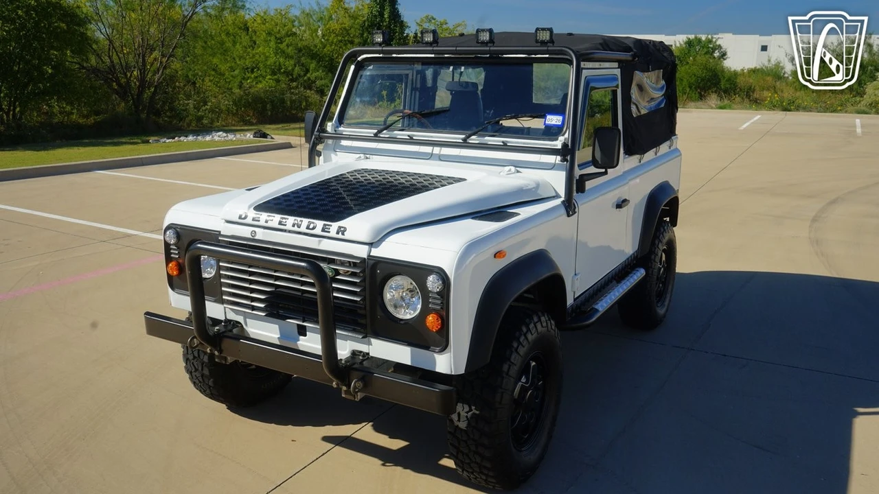 2010 Land Rover Defender 90 - Image 3 of 12