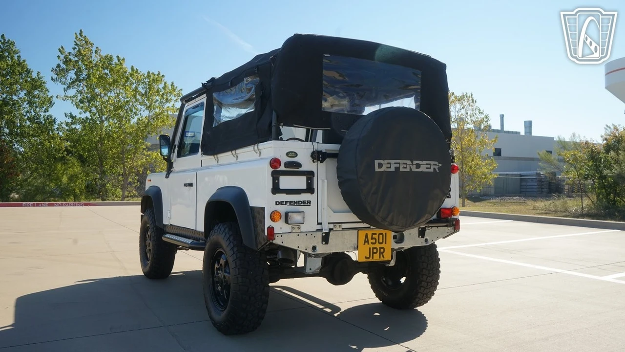 2010 Land Rover Defender 90 - Image 11 of 12