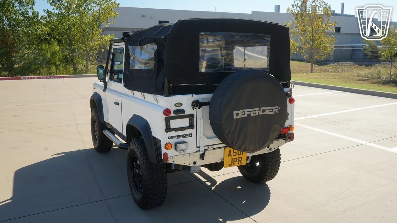 2010 Land Rover Defender 90 - Image 10 of 12