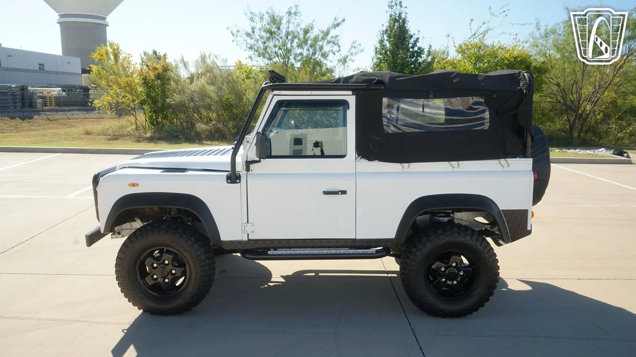 2010 Land Rover Defender 90 - Image 6 of 12