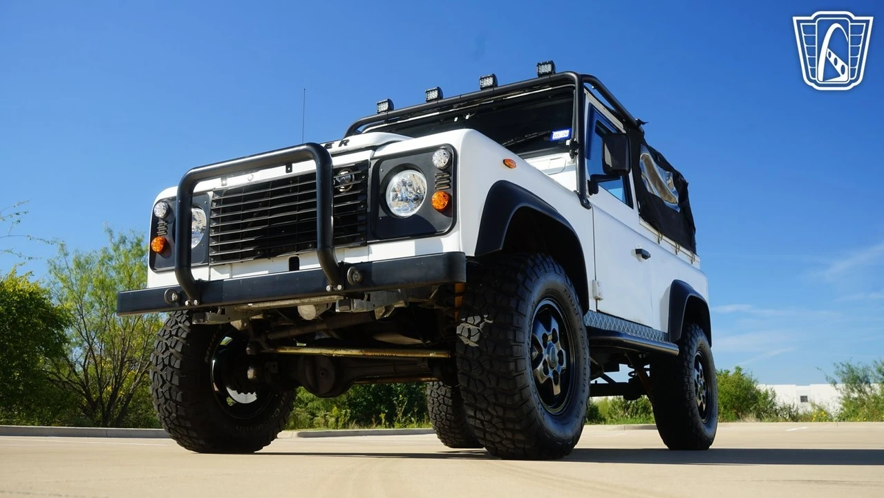 2010 Land Rover Defender 90 - Image 5 of 12